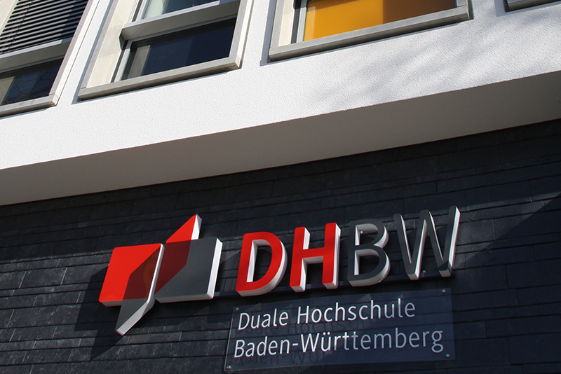 Logo der DHBW am Hauptgebäude
