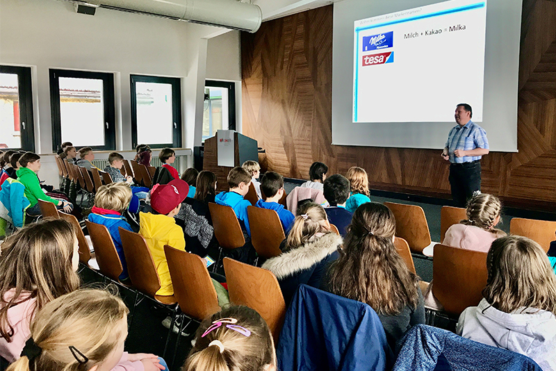 Kinder bei einer Vorlesung der Kinder-Uni