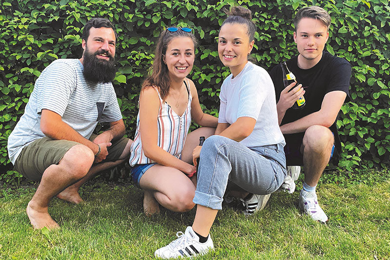 Gruppenbild Englmann, Engel, Reckert und Heiser vor einer Hecke