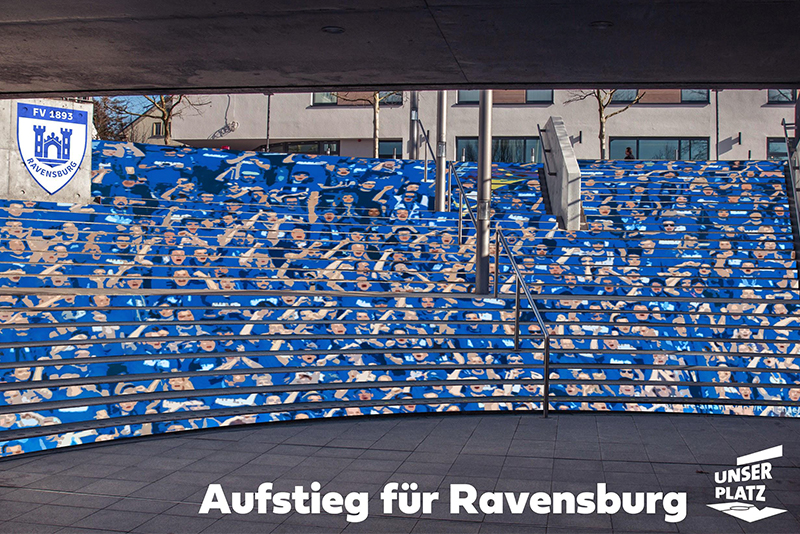 Treppenstufen des Ravensburger Bahnhofs gestaltet mit jubelnden Fans auf einer Tribüne