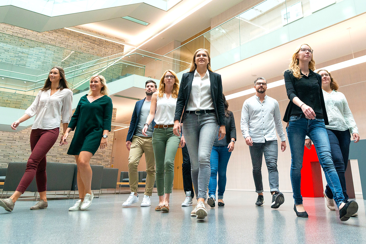 mehrere Studierende laufen in Richtung des Fotografen