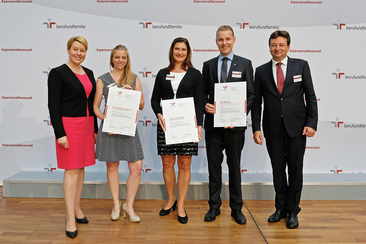 Vertreter der DHBW mit Giffey und Schmitz bei der Zertifizierung