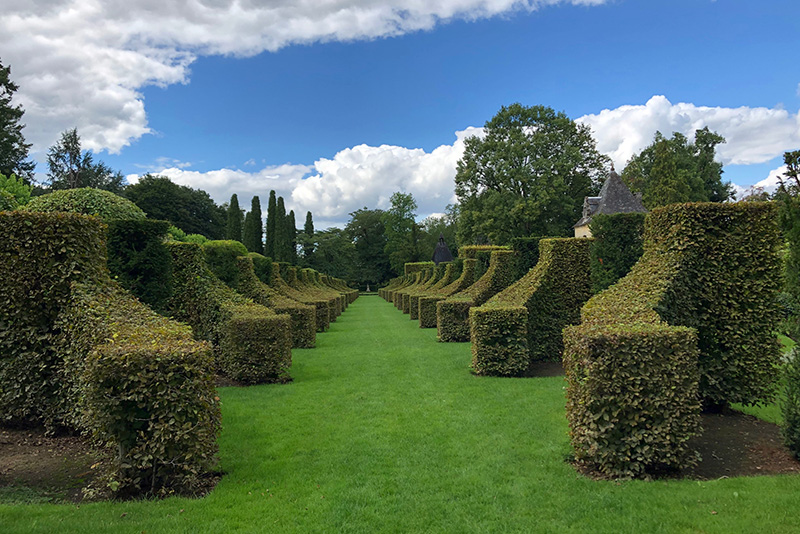 Garten mit quadratisch gestutzten Hecken