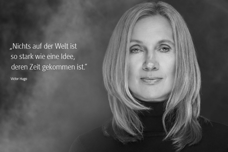 Porträt einer Frau mit Zitat "Nichts auf der Welt ist so stark wie eine Idee, deren Zeit gekommen ist." - Victor Hugo