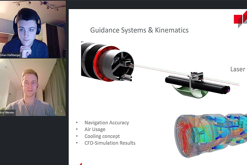 Zwei Studierende stellen ihr Projekt Dirt Torpedo in einem Online-Meeting vor
