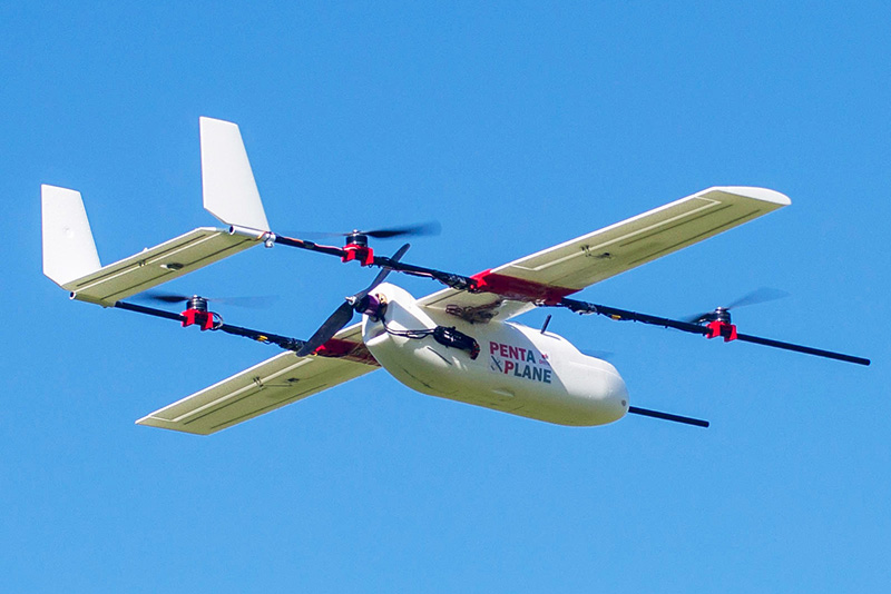 Senkrechtstarter fliegt am Himmel