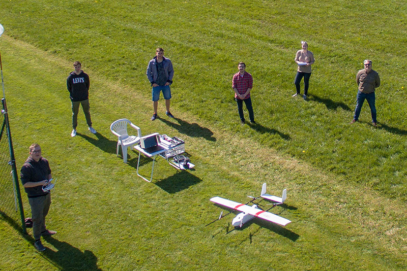 Projektteam mit dem Senkrechtstarter auf dem Modellflugplatz