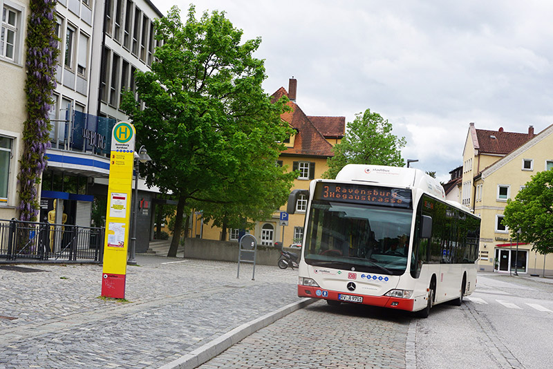 Ein Bus fährt die Bushaltestelle am Marienplatz an