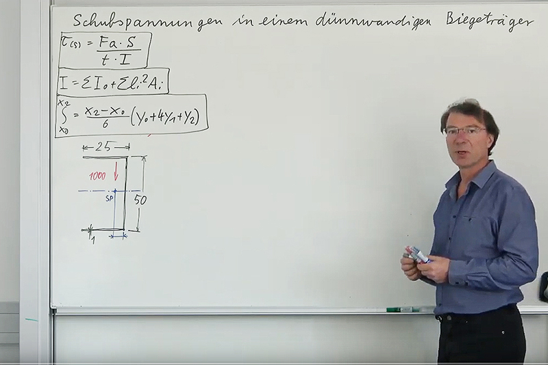 Professor Rainer Krafft erklärt an einer Tafel eine mathematische Berechnung