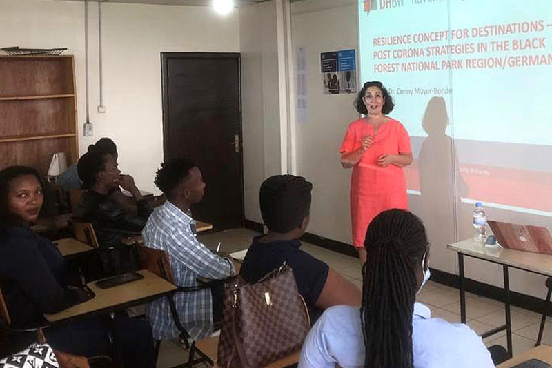 Prof. Dr. Conny Mayer-Bonde bei einer Vorlesung in Ruanda.