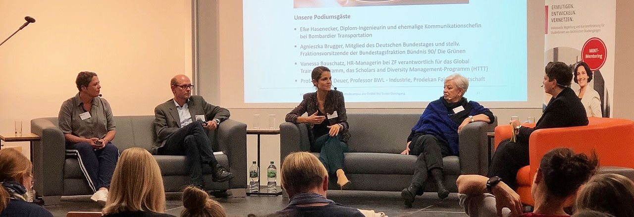 Referierende bei der Diskussionsrunde auf der Bühne