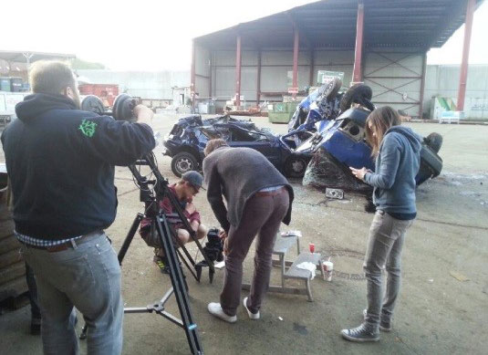 Behind the scenes beim Videodreh mit nachgestelltem schweren Autounfall