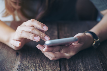 Person mit Smartphone in der Hand