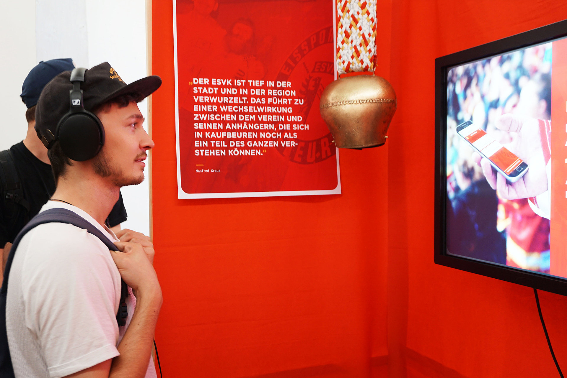 Besucher der Ausstellung vor einem TV