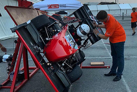 DHBW-Rennwagen wird an einem Gestell in Schräglage festgemacht