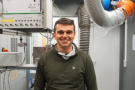 Porträt Doktorand Patrick Geiger in Forschungslabor