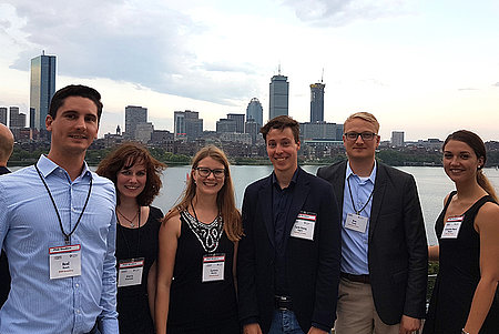 Gruppenbild Doktoranden mit Prof. Totzek vor der Skyline in Massachusetts