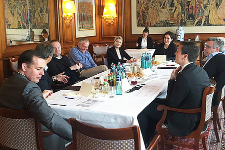 Conny Mayer-Bonde am Tisch mit Funktionären der HOGA-Branche