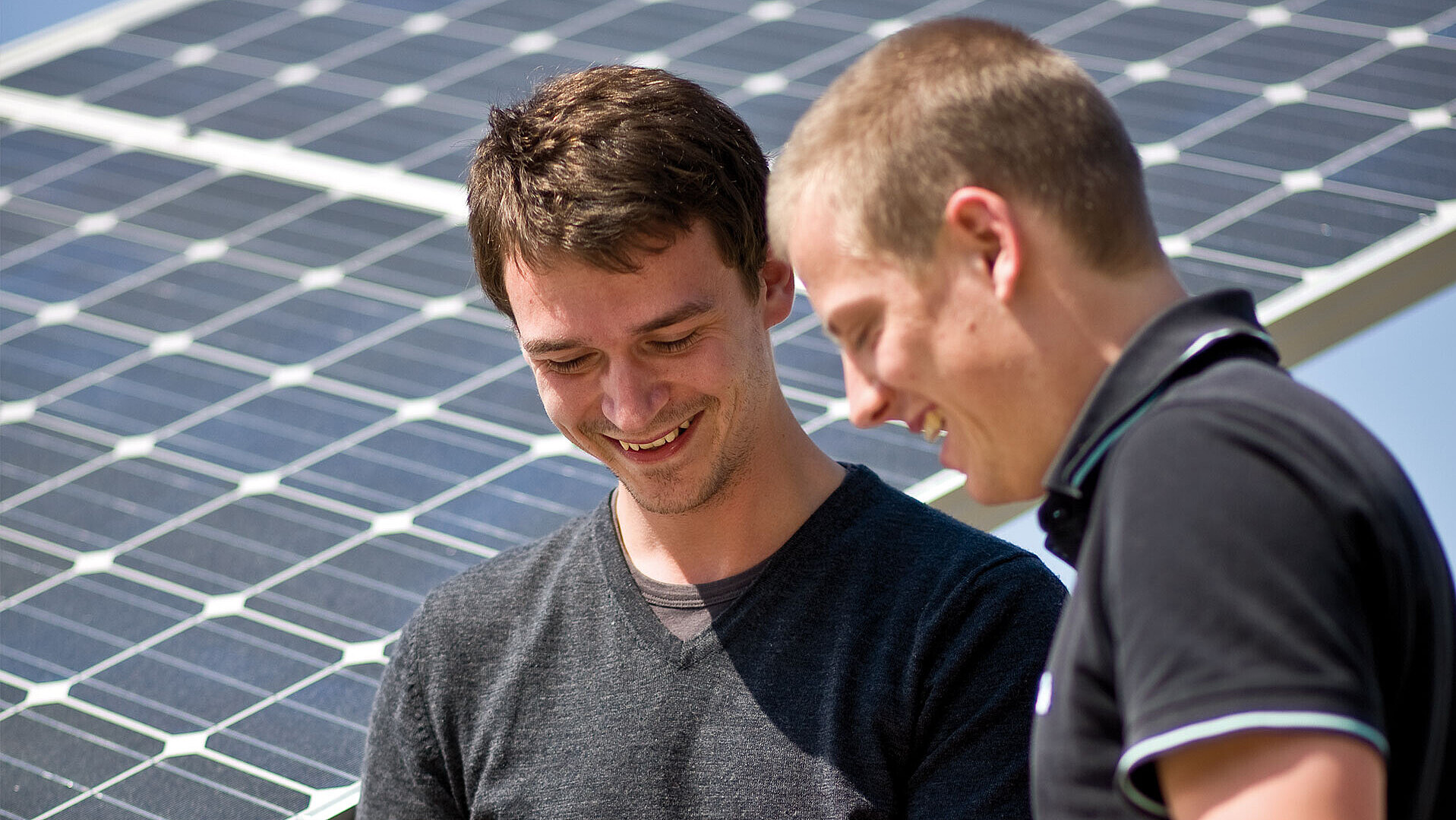 Studierende aus dem Studiengang Elektrotechnik - Automation vor einer Solaranlage