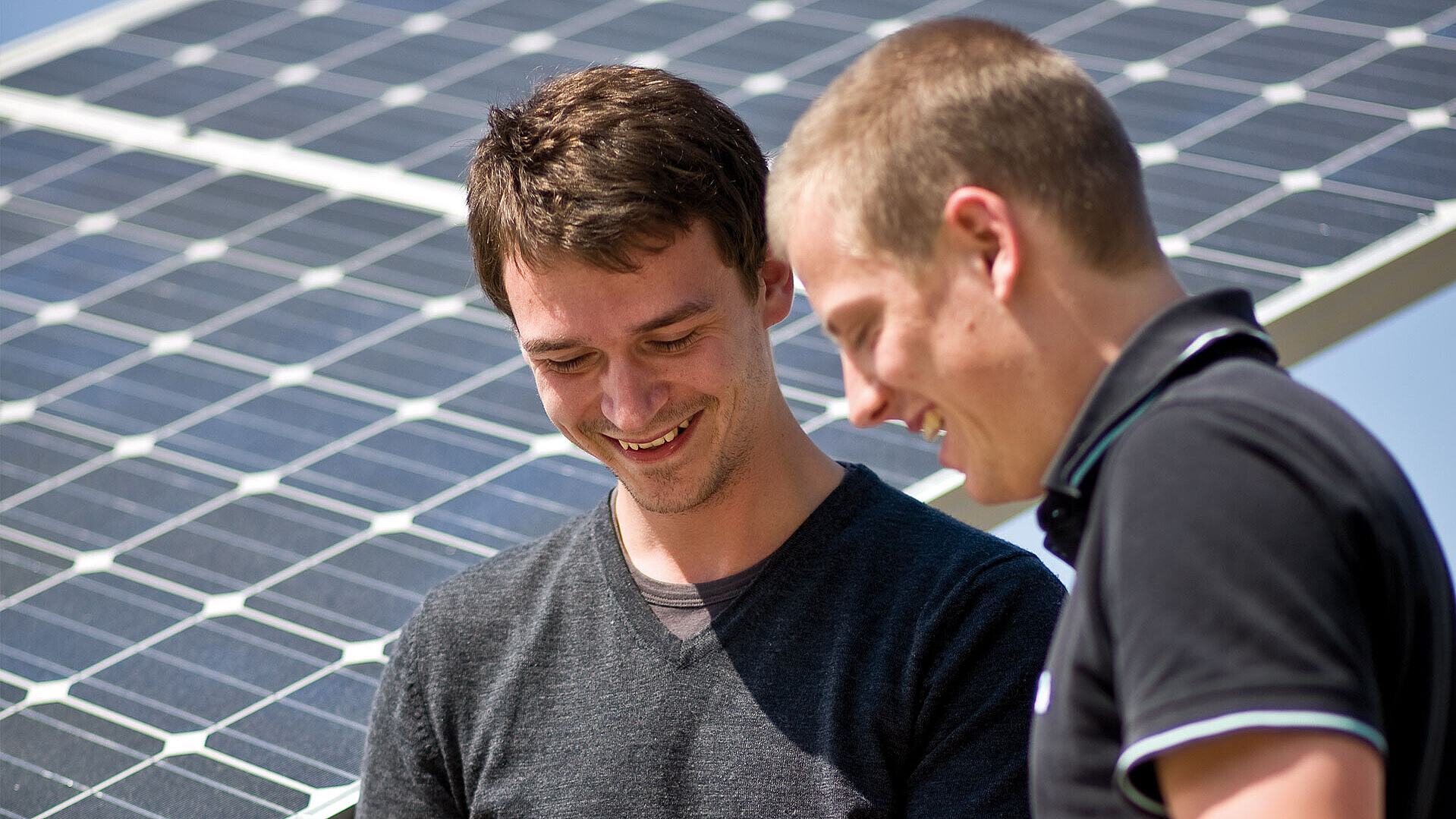 Studierende aus dem Studiengang Elektrotechnik - Automation vor einer Solaranlage