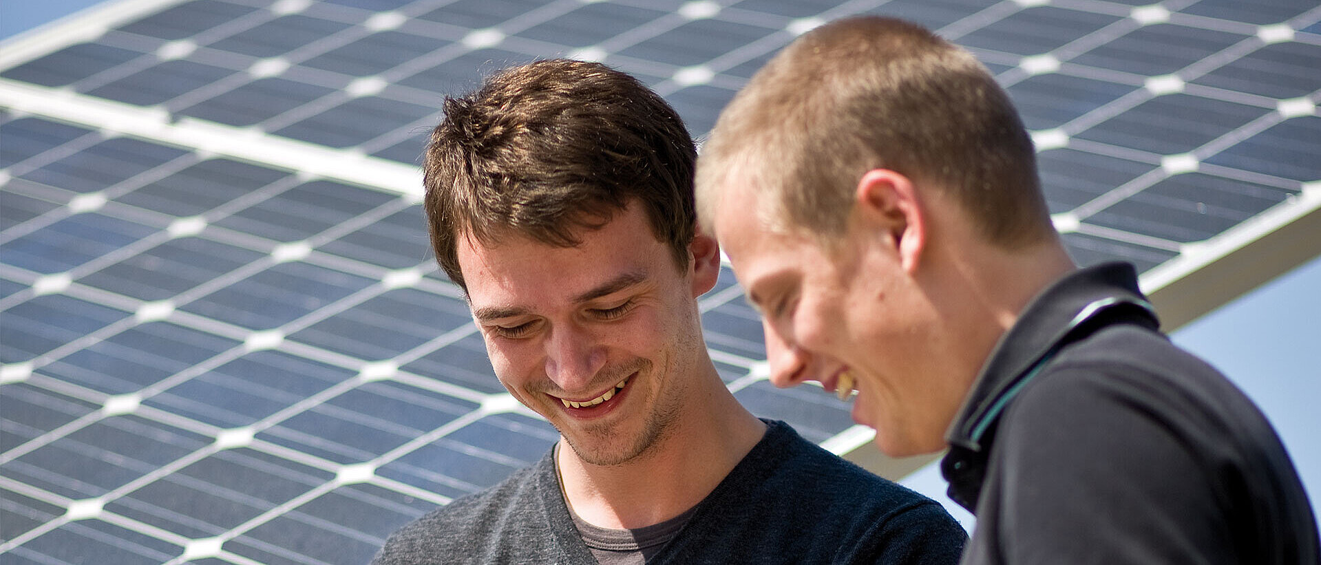Studierende aus dem Studiengang Elektrotechnik - Automation vor einer Solaranlage
