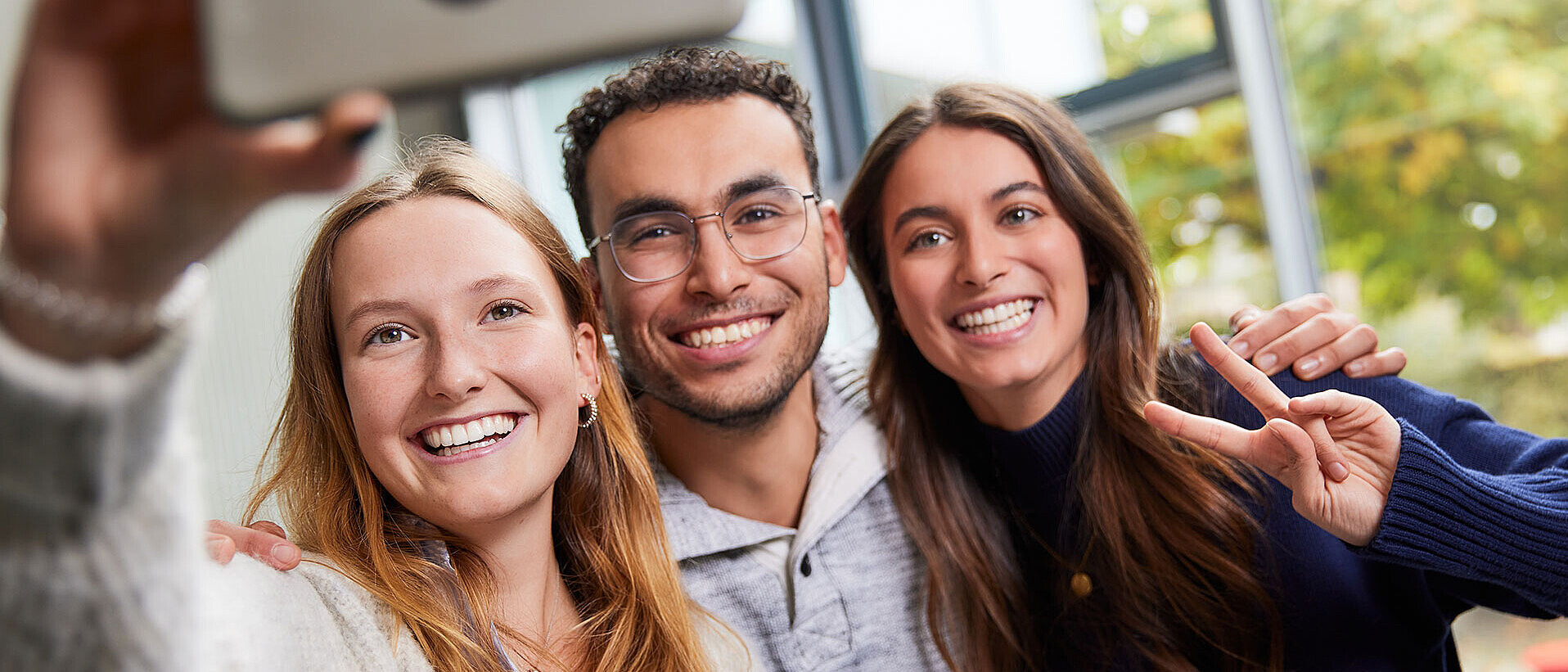 Studierende Medienmanagement machen ein Selfie