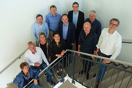 Gruppenbild Dozierende Elektrotechnik auf einer Treppe