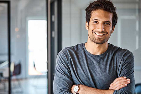 Porträt Master-Student mit verschränkten Armen