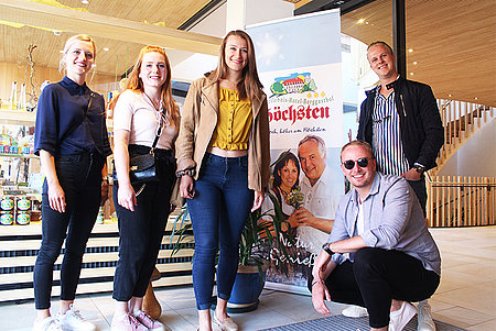 Studierende von Hotel- und Gastronomiemanagement im Berggasthof Höchsten