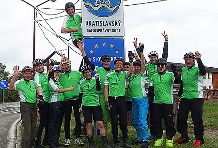 Studierende vor dem Willkommens-Schild in Bratislava