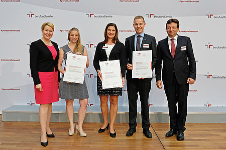 Vertreter der DHBW mit Giffey und Schmitz bei der Zertifizierung