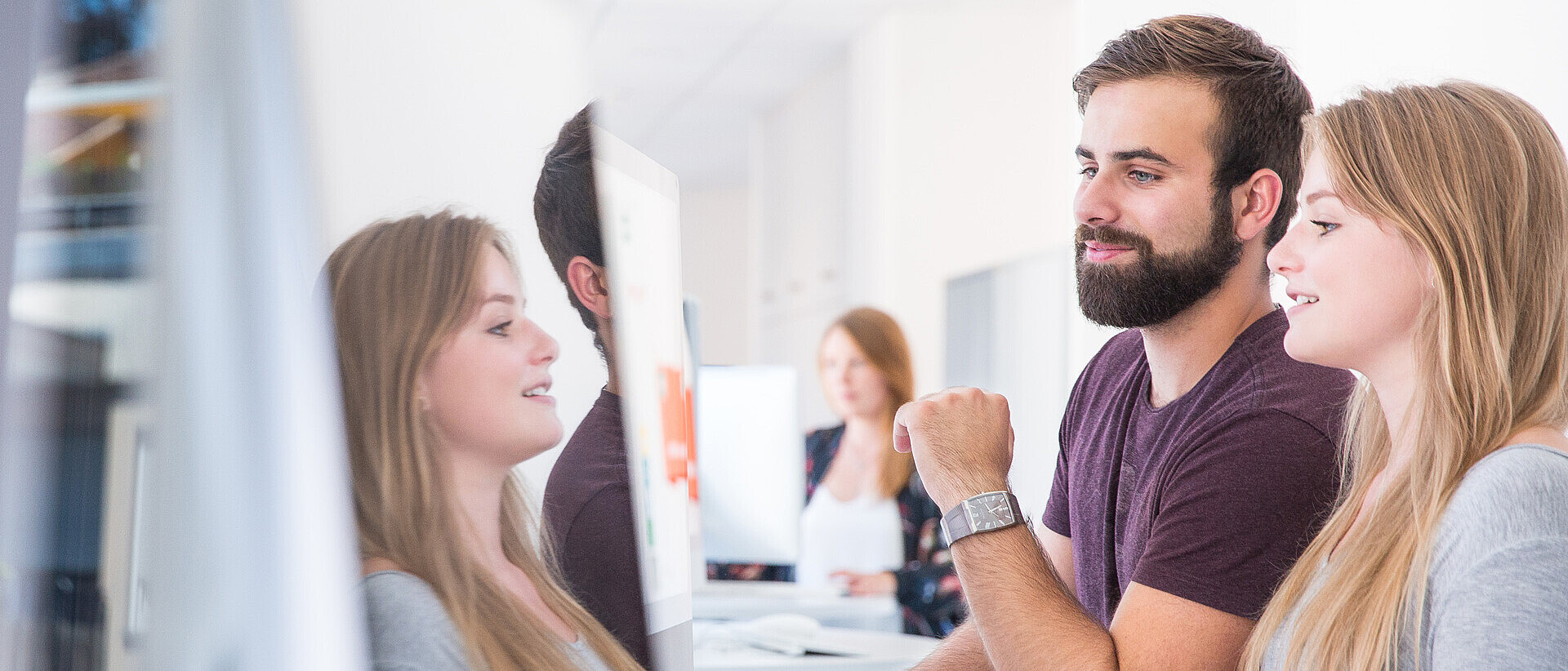 Zwei Studierende im Studium Eventmanagement arbeiten am Computer