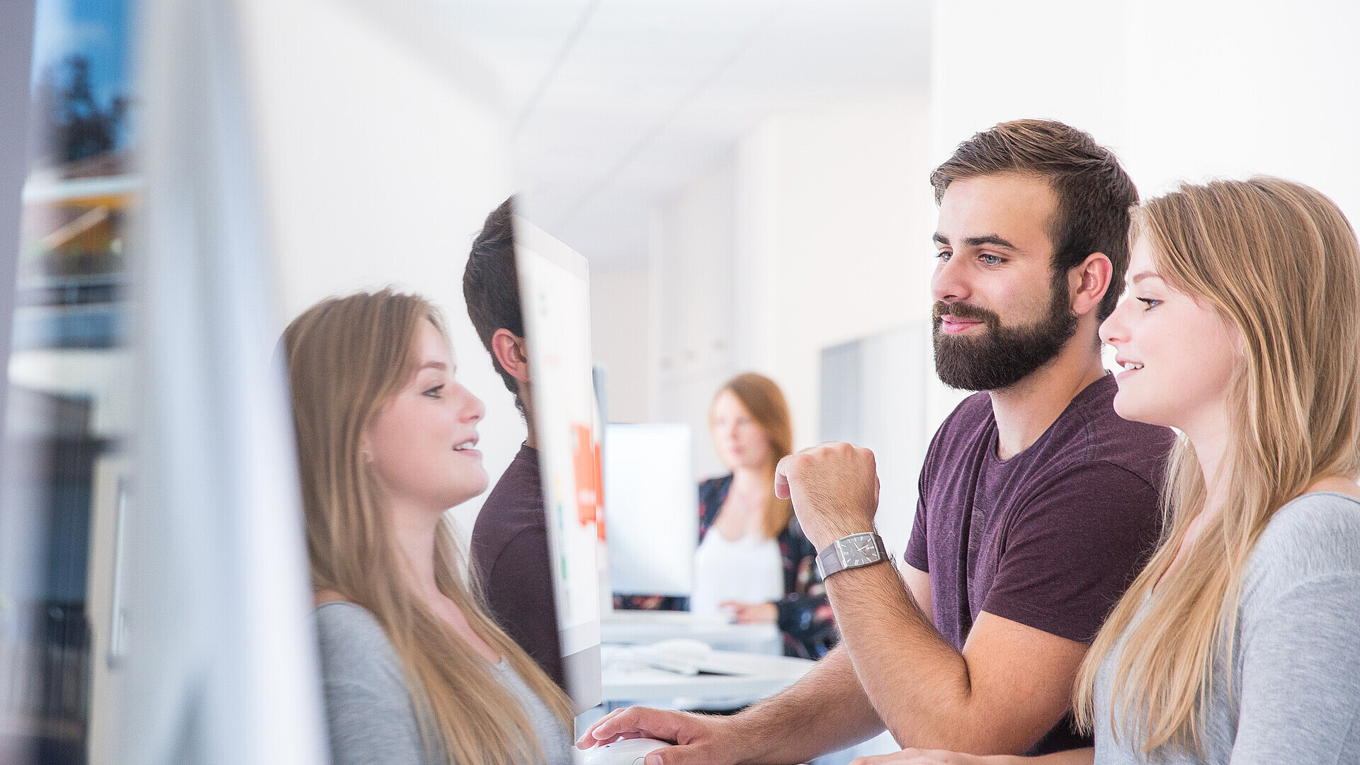 Zwei Studierende aus BWL - Messe-, Kongress- und Eventmanagement planen am Computer