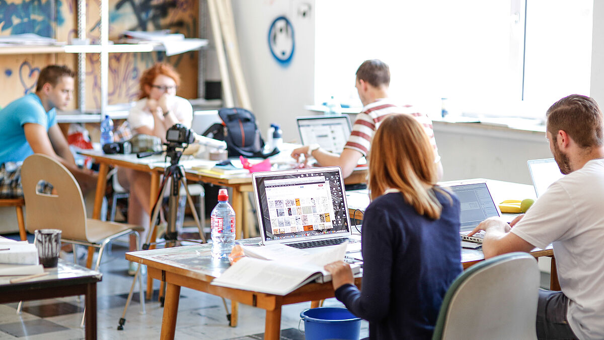 Bild von Studierenden im Atelier