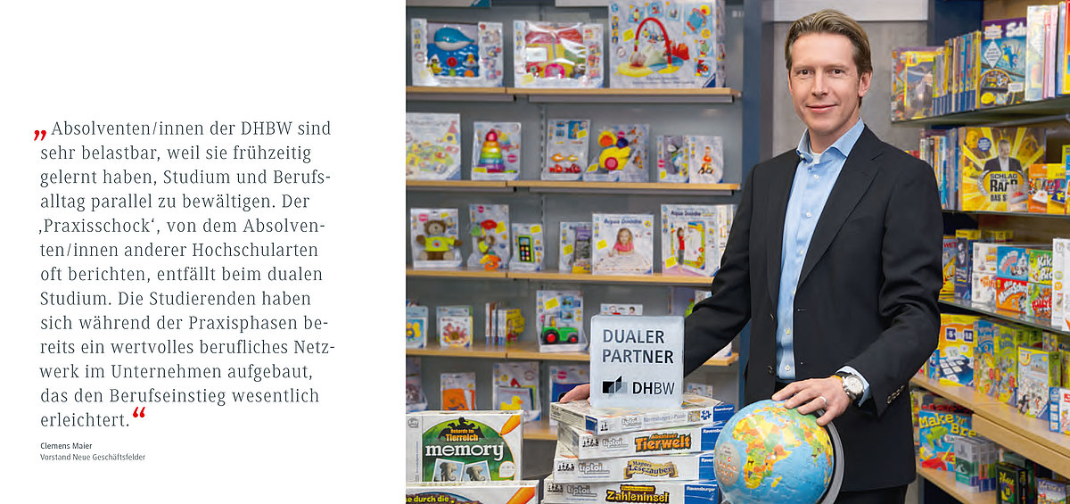 Clemens Maier im Ravensburger-Shop und dem Dualer Partner-Logo