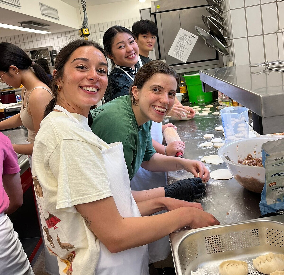Studierende im Tourismusmanagement beim Intercultural Cooking