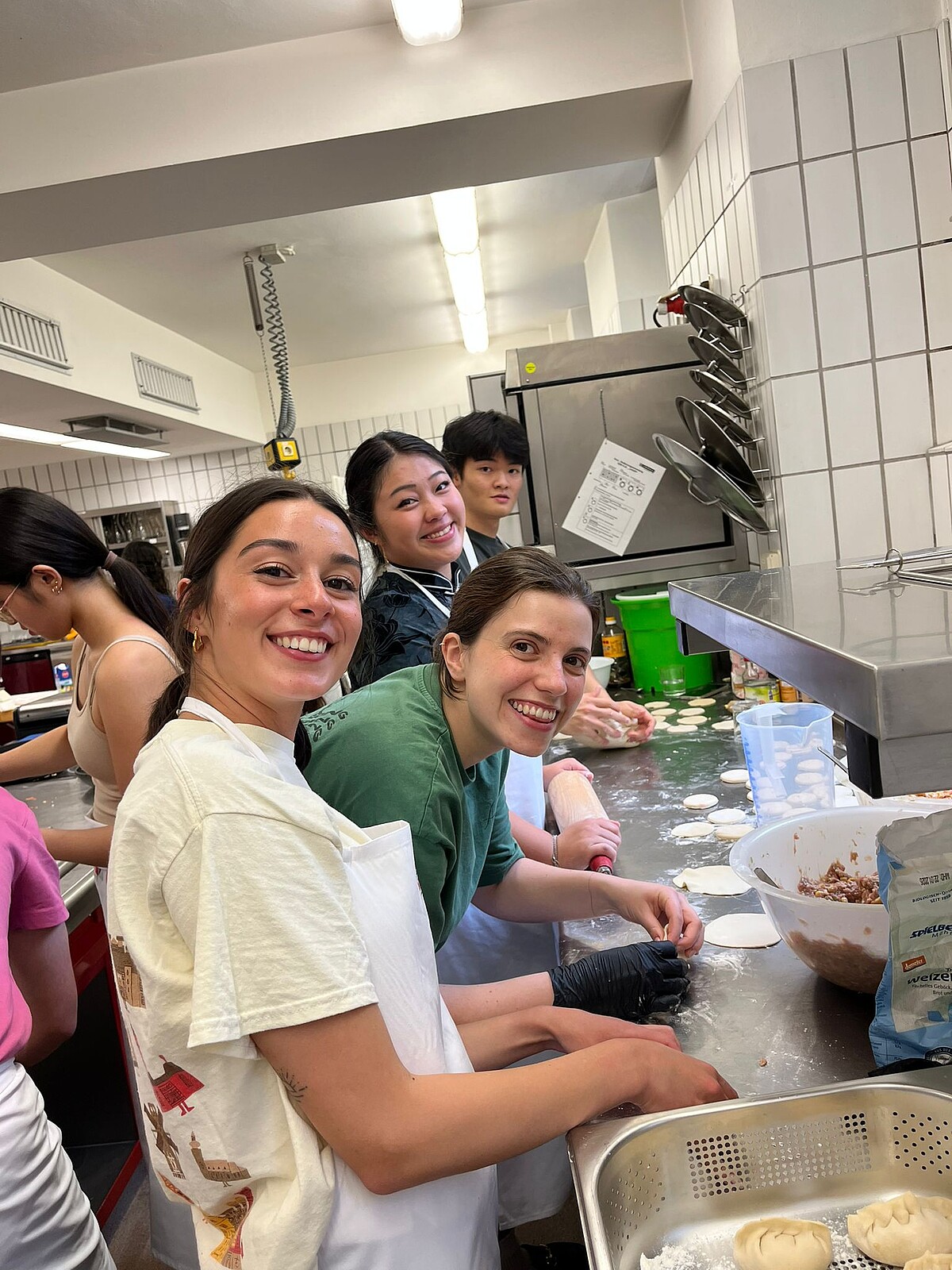 Studierende im Tourismusmanagement beim Intercultural Cooking