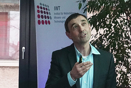 Eberhard Zeeb spricht auf der Bühne