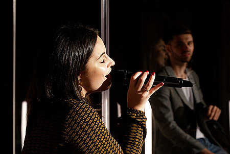 Sängerin des virtuellen Absolventenballs