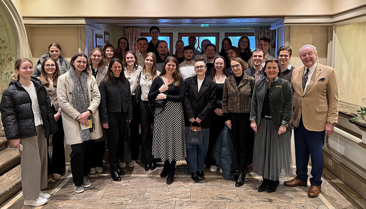 Studierende im dualen Studium Hotelmanagement bei einer Hotelbesichtigung im Schwarzwald