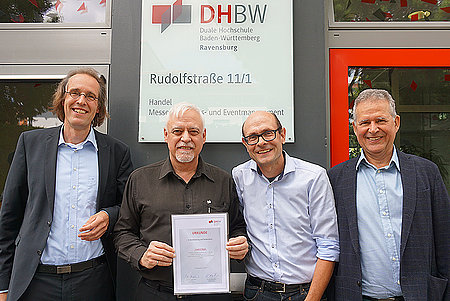 Gruppenbild Dobbelstein, Crawford, Deuer und Macha vor einem DHBW Gebäude