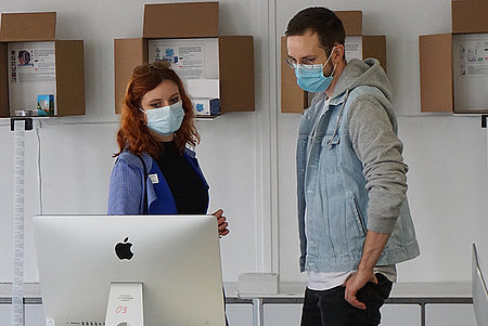 Interessierte schauen sich die Bachelorarbeiten der Mediendesigner an