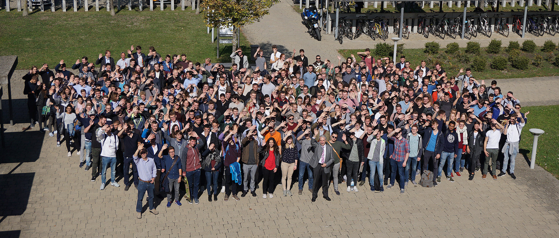 Gruppenbild Erstsemester auf dem Campus Friedrichshafen