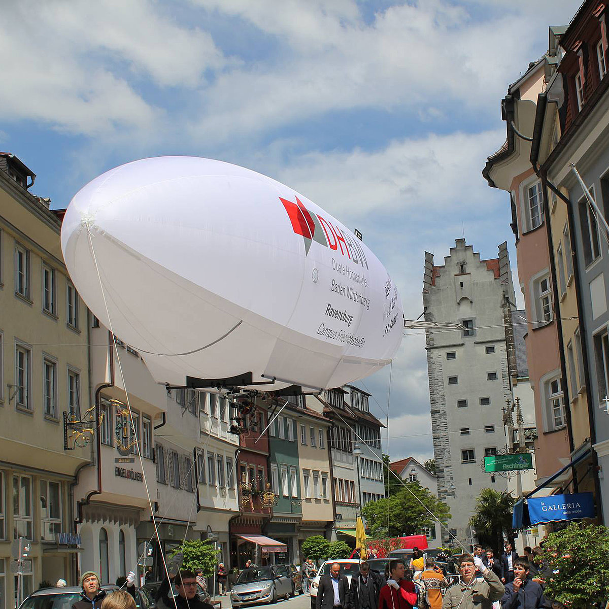 Luftschiff in der Innenstadt Ravensburgs