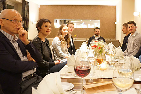 Teilnehmende des Executive Dinner am Essenstisch