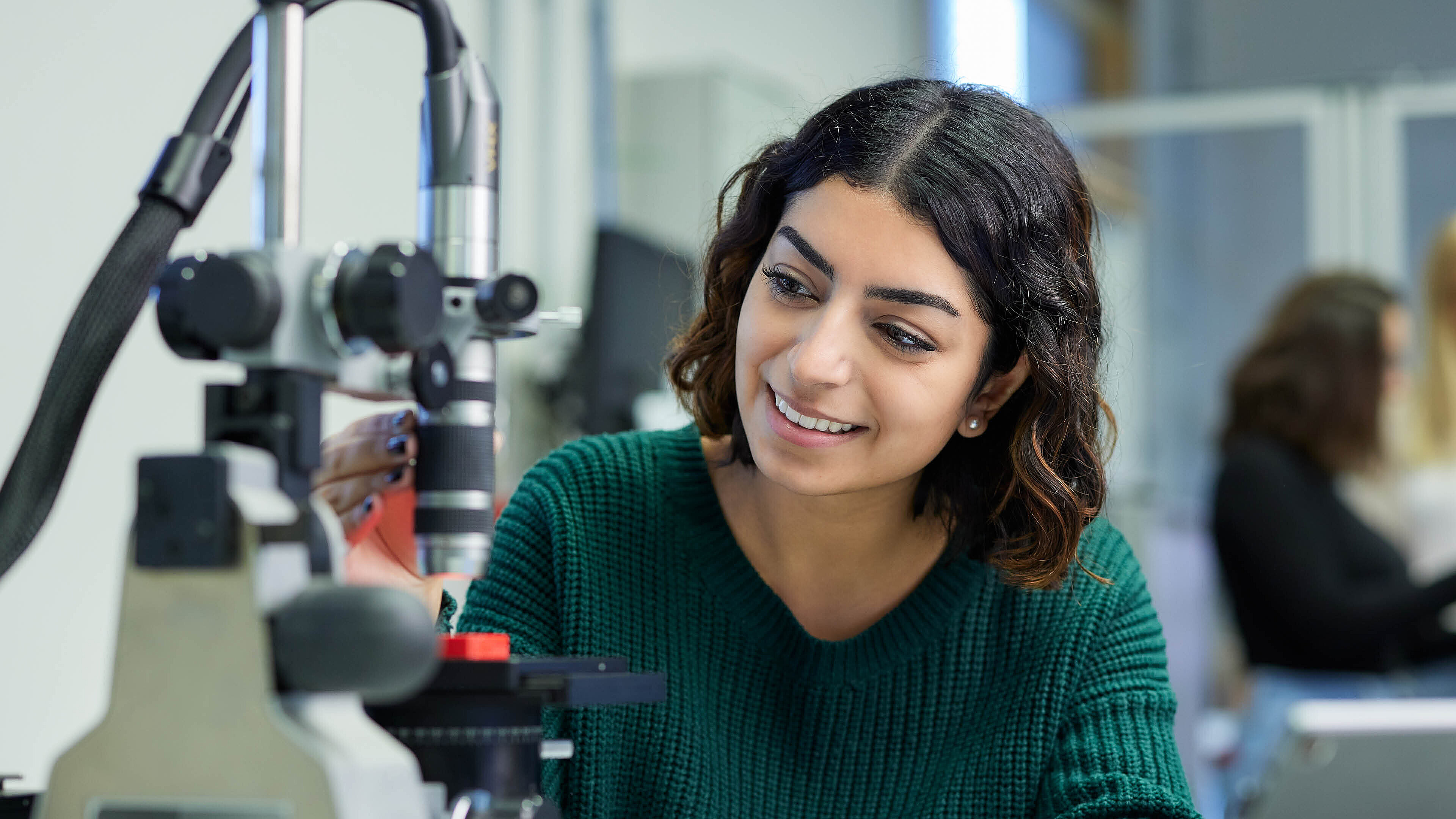 Studierende des Studiengangs Allgemeiner Maschinenbau im Labor