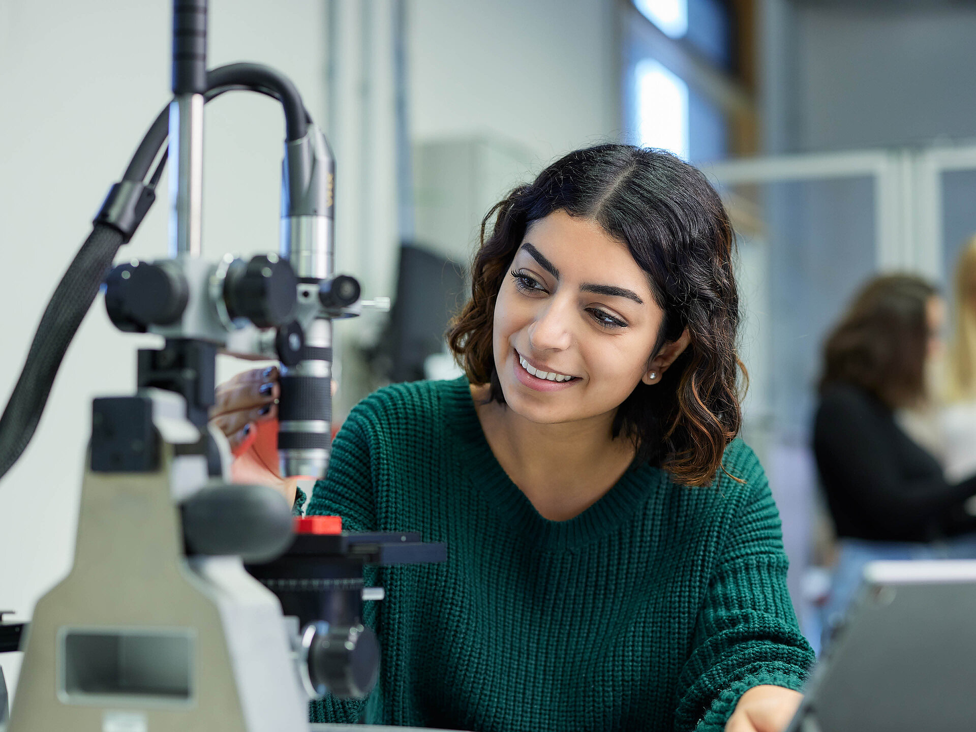 Studierende des Studiengangs Allgemeiner Maschinenbau im Labor