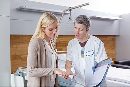 Studentin und Pflegerin in einem Krankenhauszimmer