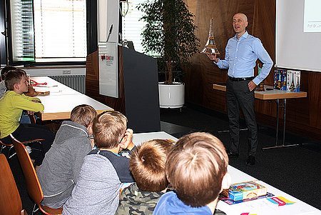Prof. Specht zeigt Eiffelturm-Modell bei Vortrag vor Kindern