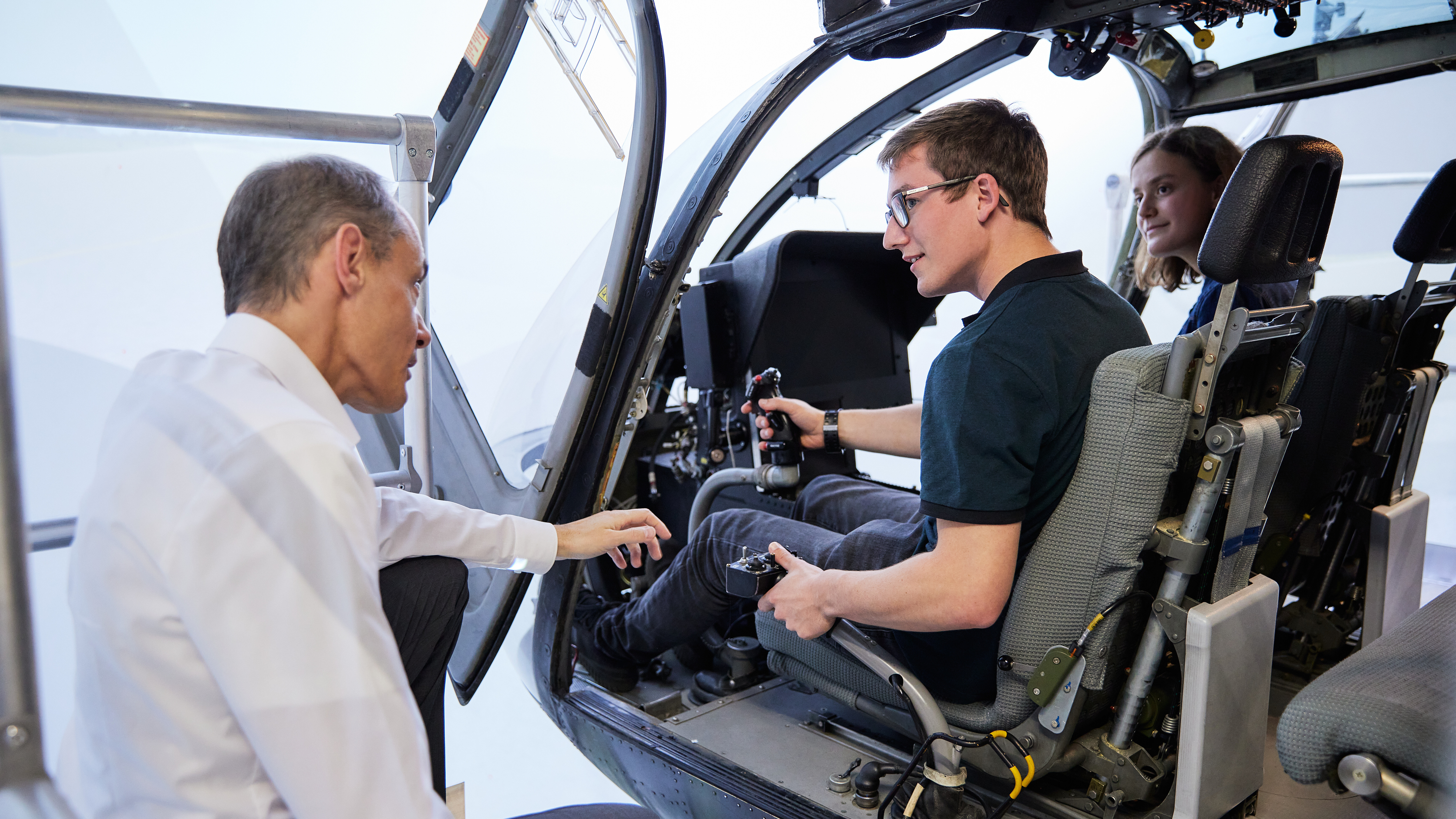 Studierende im dualen Studium Luft- und Raumfahrttechnik in einem Cockpit